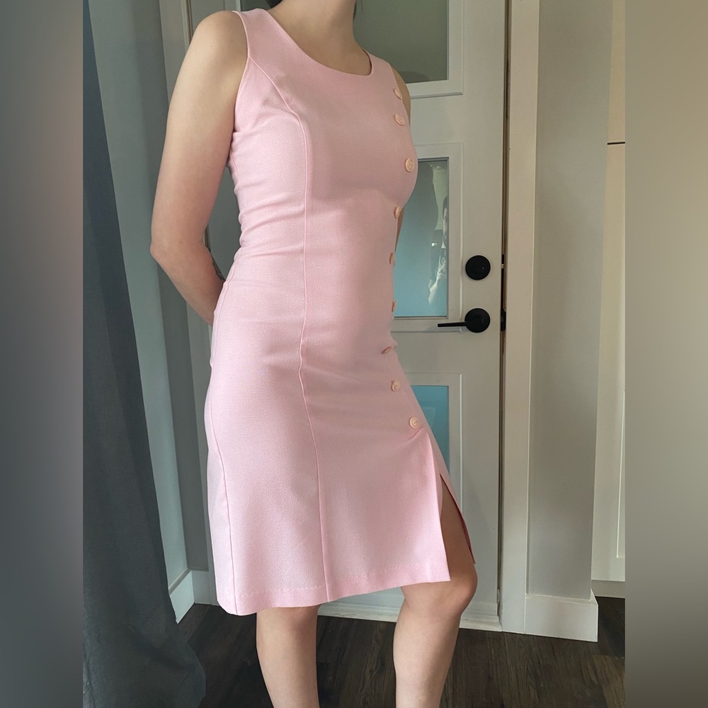 Vintage Barbie-style pink dress with button details - Picture 2 of 9